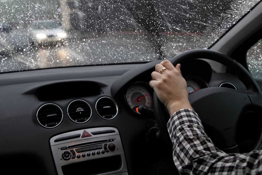 Why Cars Need More Windshield Replacement During Monsoon windshield replacement during monsoon